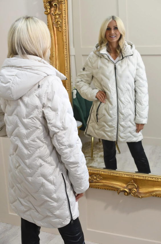 Casaco Acolchoado Barbara Lebek com Capuz Removível e Gola Subida