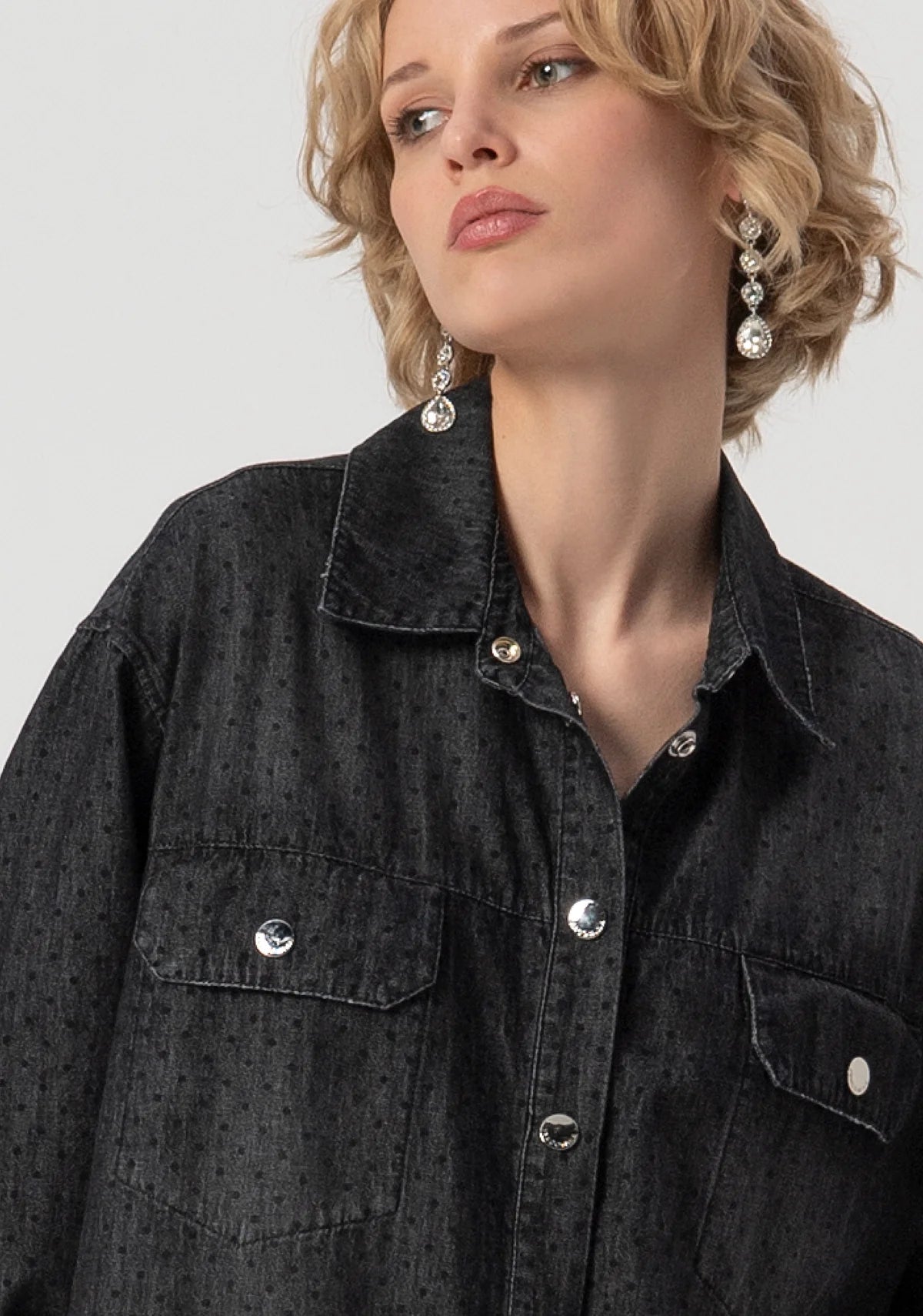 Camisa Fracomina oversize em ganga preta com padrão de bolinhas