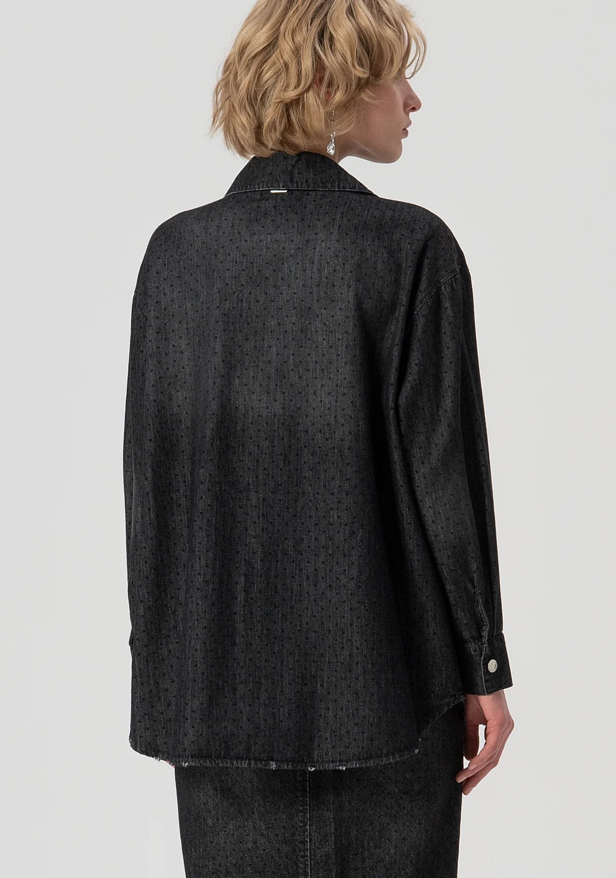 Camisa Fracomina oversize em ganga preta com padrão de bolinhas