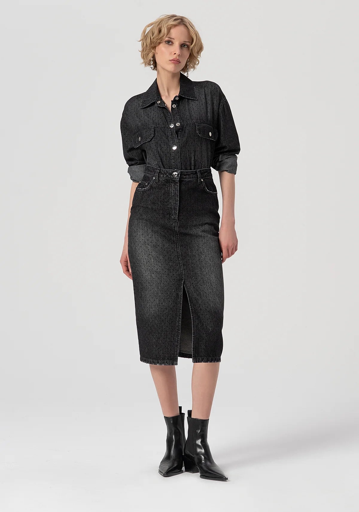 Camisa Fracomina oversize em ganga preta com padrão de bolinhas